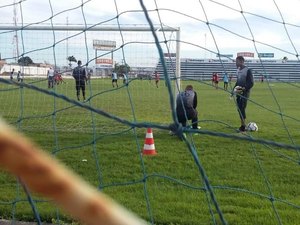 Sem Dida, goleiro das categorias de base do ASA treina com elenco profissional