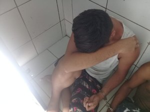 Ladrão assalta loja, é espancado por populares e tem celular roubado