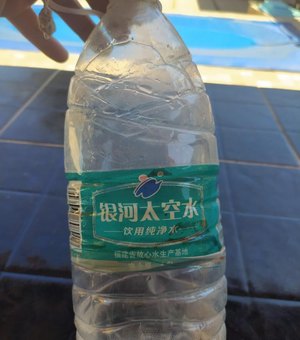 Banhista encontra garrafa pet asiática na praia do Miaí, Litoral Sul de Alagoas