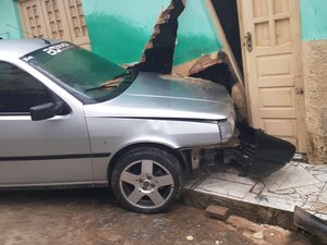Carro invade residência e deixa mulher ferida em Porto Calvo