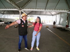 Gabriela e Gilberto Gonçalves vistoriam estrutura de show da cantora Sarah Farias em Rio Largo