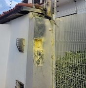 Contador de energia pega fogo em escola no bairro da Pitanguinha, em Maceió