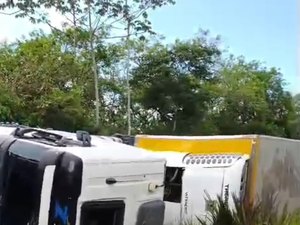 [Vídeo] Caminhão tomba e deixa uma pessoa ferida na BR-101, em  Joaquim Gomes