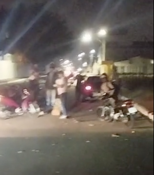 Mulher cai de moto após colidir contra amontoado de lixo e resto de obra em Arapiraca