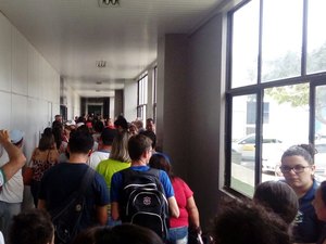 Servidores públicos ocupam prefeitura exigindo pagamentos de salário e décimo