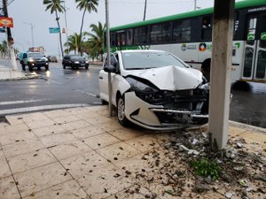 Motorista perde o controle e colide em poste na Ponta Verde