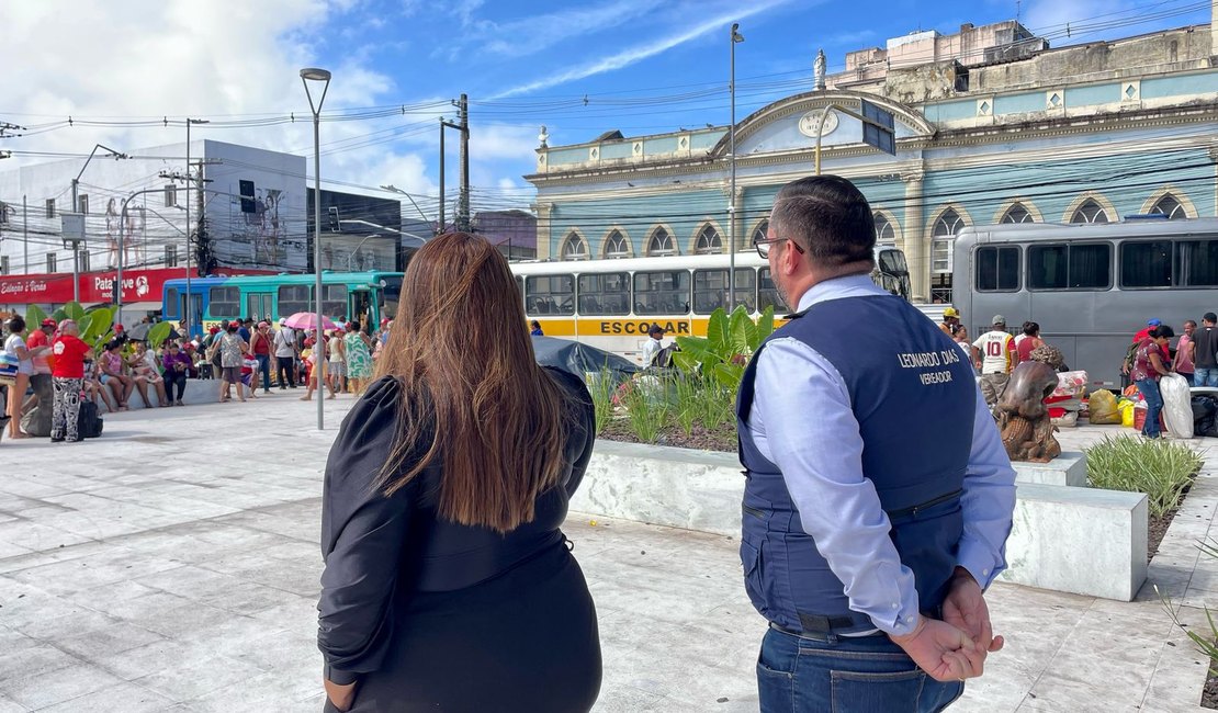 Leonardo Dias flagra ônibus escolares transportando sem-terra para invasões em Maceió