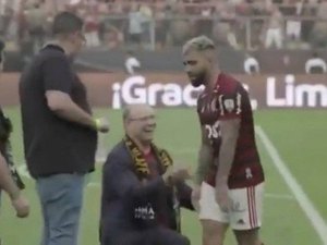 [Vídeo] Gabigol ignora Witzel ajoelhado após vitória histórica do Flamengo na Libertadores