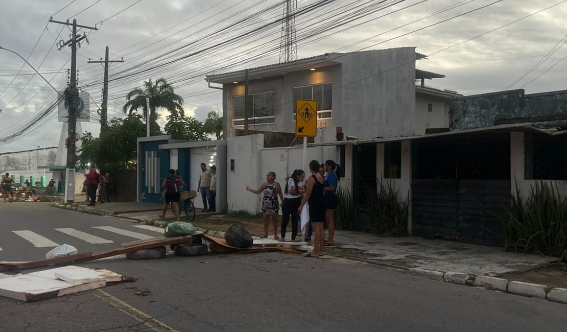 Moradores interditam rua no Jacintinho em protesto contra a falta d’água