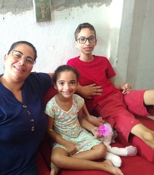 [Vídeo] Menina de 5 anos tem síndrome rara e precisa de ajuda para fazer tratamento que custa R$ 13 mil