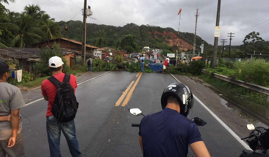 Populares fecham rodovia BR-424 e cobram moradias depois das fortes chuvas 