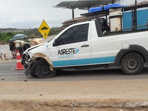 Colisão envolvendo carro da empresa Agreste Saneamento é registrado na AL 115 em Arapiraca