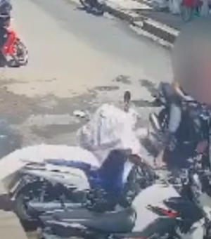 [Vídeo] Câmera flagra roubo de motocicleta em menos de 15 segundos, em Maceió