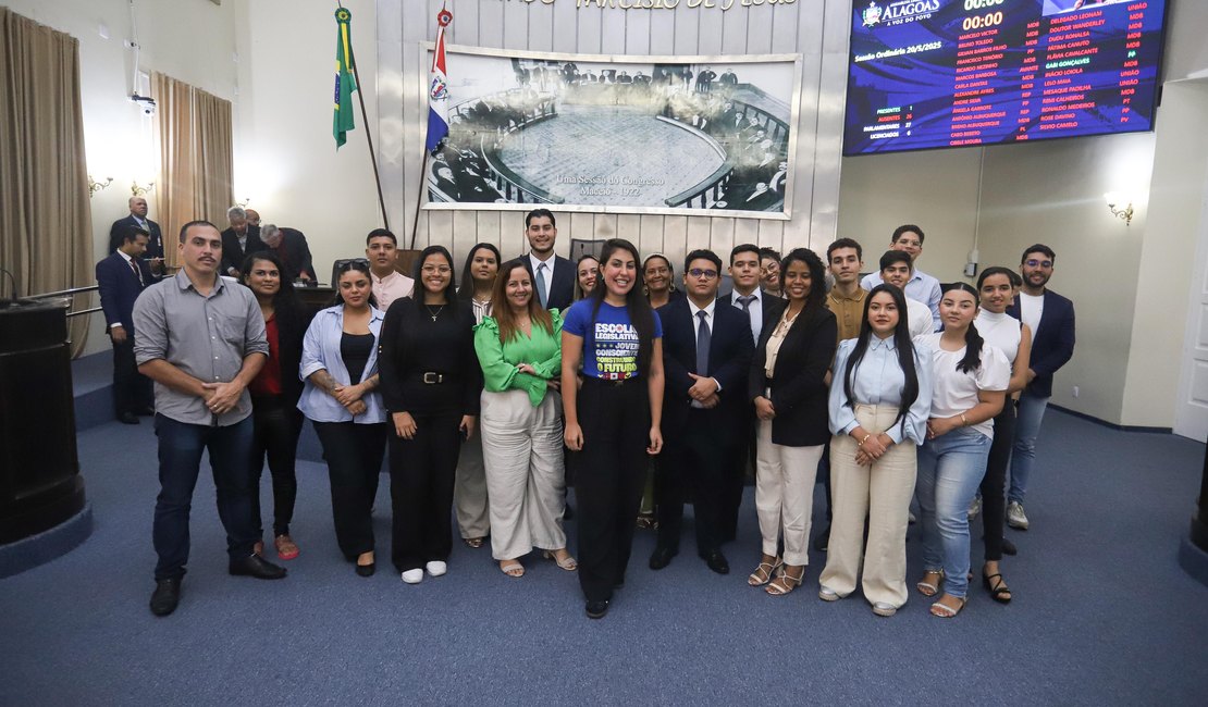 Estudantes de Direito participam de imersão na ALE guiados pela deputada Gabi Gonçalves