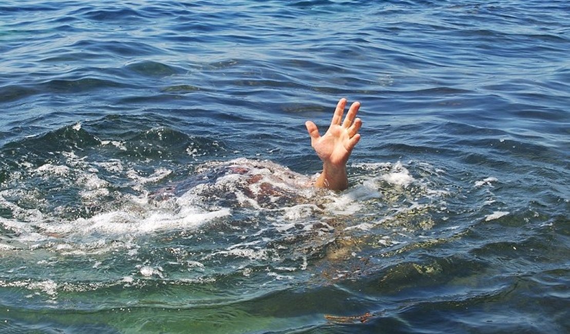 Adolescente morre a caminho do hospital após se afogar no mar de Guaxuma