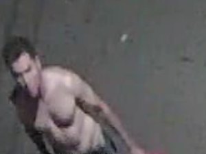 [Vídeo] Câmeras flagram homem furtando fios de estabelecimento comercial no Poço