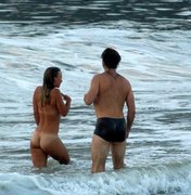 Mulher nua toma banho de mar em praia do Rio 