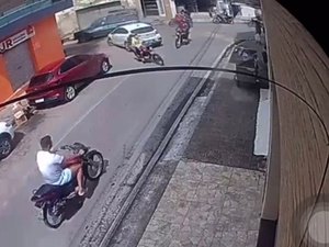[Vídeo] Motocicleta desgovernada invade loja no Centro de Mata Grande
