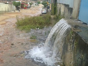 Após reclamação de desperdício de água, Casal faz reparos em registro