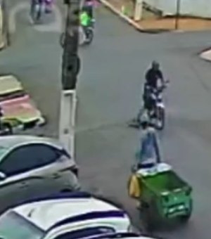 [Vídeo] Motociclista ultrapassa sinal vermelho e mata cão que tentava atravessar rua em Arapiraca