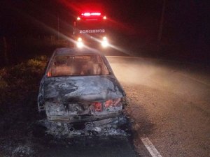 Carro com placa de Batalha pega fogo na AL - 120, em Jaramataia
