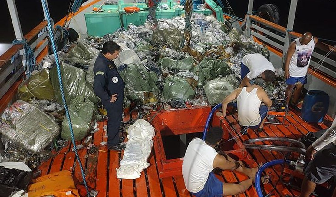 Barco encalha na Barra de São Miguel e Marinha apreende produtos contrabandeados