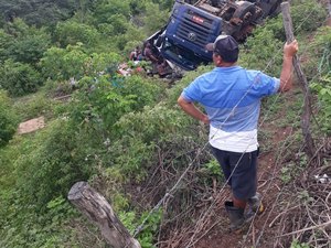 Motorista de caminhão perde controle e capota na AL 115, em Igaci