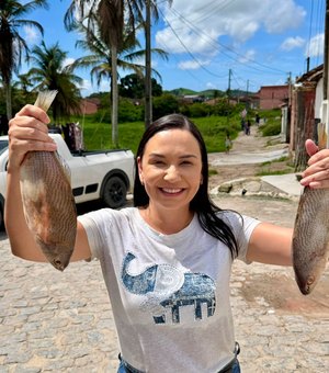 Fernanda Cavalcanti leva entrega de peixe aos moradores do Passo de Camaragibe
