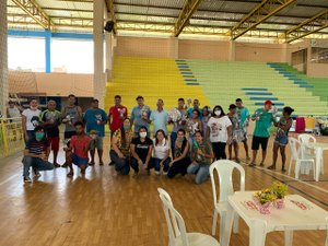  Projeto realiza almoço de Páscoa para moradores de rua abrigados em ginásio de Arapiraca