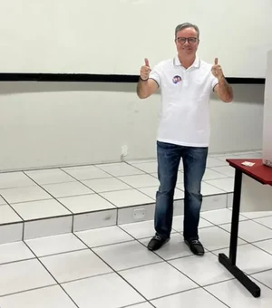 Luciano Almeida (PRTB), candidato a governador de Alagoas, vota em Maceió