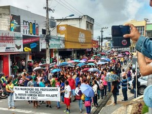 Debaixo de chuva, professores realizam manifestação
