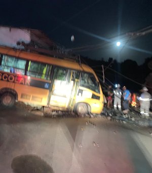 Ônibus colide em residência no Centro de Branquinha