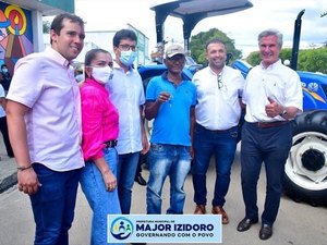 Prefeitura de Major Izidoro faz entregas de kits escolares a professores do EJA