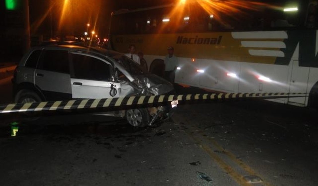 Carro invade contramão e bate de frente com ônibus