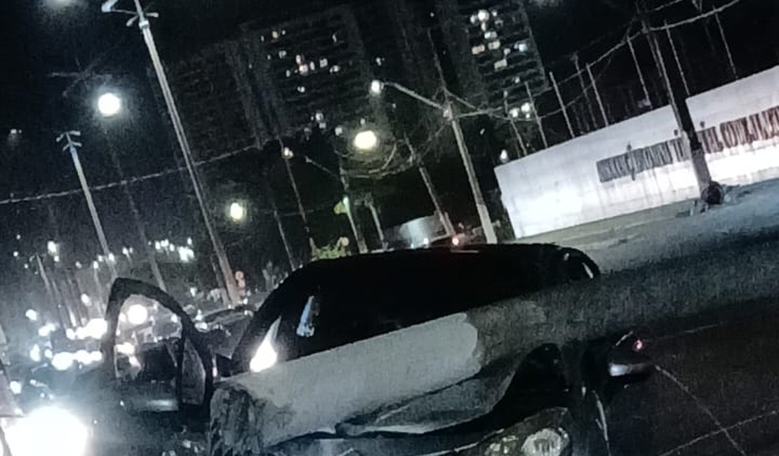 Carro colide com poste na Avenida Comendador Gustavo Paiva, em Jacarecica