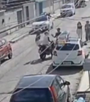 Câmeras de segurança registram assalto a ciclista no bairro Poço, em Maceió