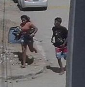 [Vídeo] Câmera de segurança flagra casal em fuga após roubar turistas na Barra de São Miguel 