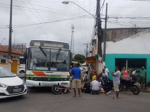 Colisão entre motocicleta e ônibus deixa dois feridos em Maceió
