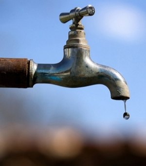 Vazamento de água afeta fornecimento em diversos bairros de Maceió