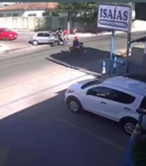 Motorista desrespeita sinalização, atinge motocicleta em cruzamento e foge, em Arapiraca