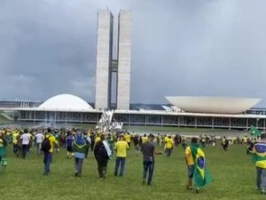 Bolsonaristas invadem o Congresso Nacional em manifestação antidemocrática