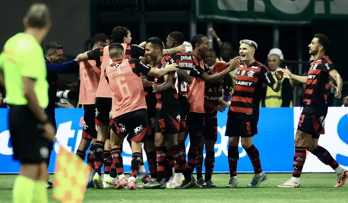 Flamengo vence o Palmeiras no Allianz Parque e cola na liderança do Brasileirão