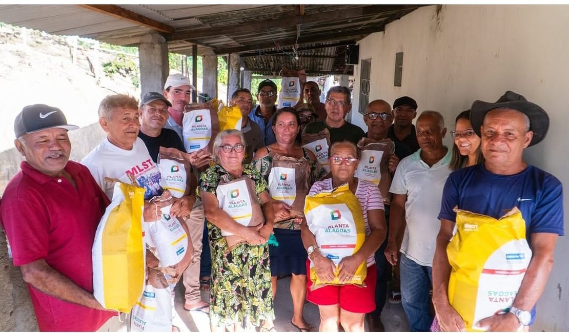 Agricultores do município de Japaratinga recebem sementes de milho e feijão