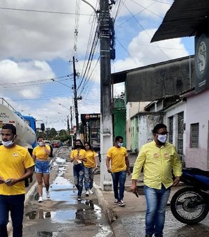 Hector Martins, candidato a prefeito de Arapiraca, faz caminhada na periferia de Arapiraca