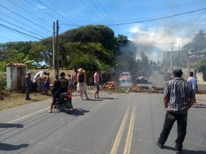 [Vídeo] Moradores protestam contra falta d'água em Riacho Doce