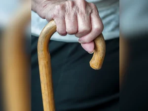 Homem é preso por agredir companheira com bengala e ameaçá-la com faca em Maceió