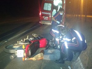 [Vídeo] Populares encontram homem morto com tiros nas costas na AL-115