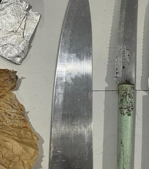 Guarda Municipal apreende armas brancas e drogas escondidas escola em Maceió