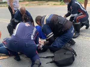 [Vídeo] Colisão entre moto e caminhão deixa feridos em Fernão Velho