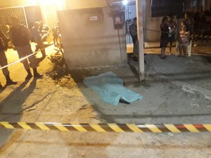 Dois homens são assassinados em bar no bairro Guaxuma
